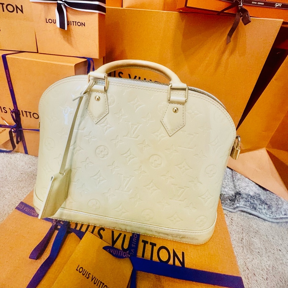 100% Authentic Louis Vuitton Alma Beige PM Patent Leather Hand Bag